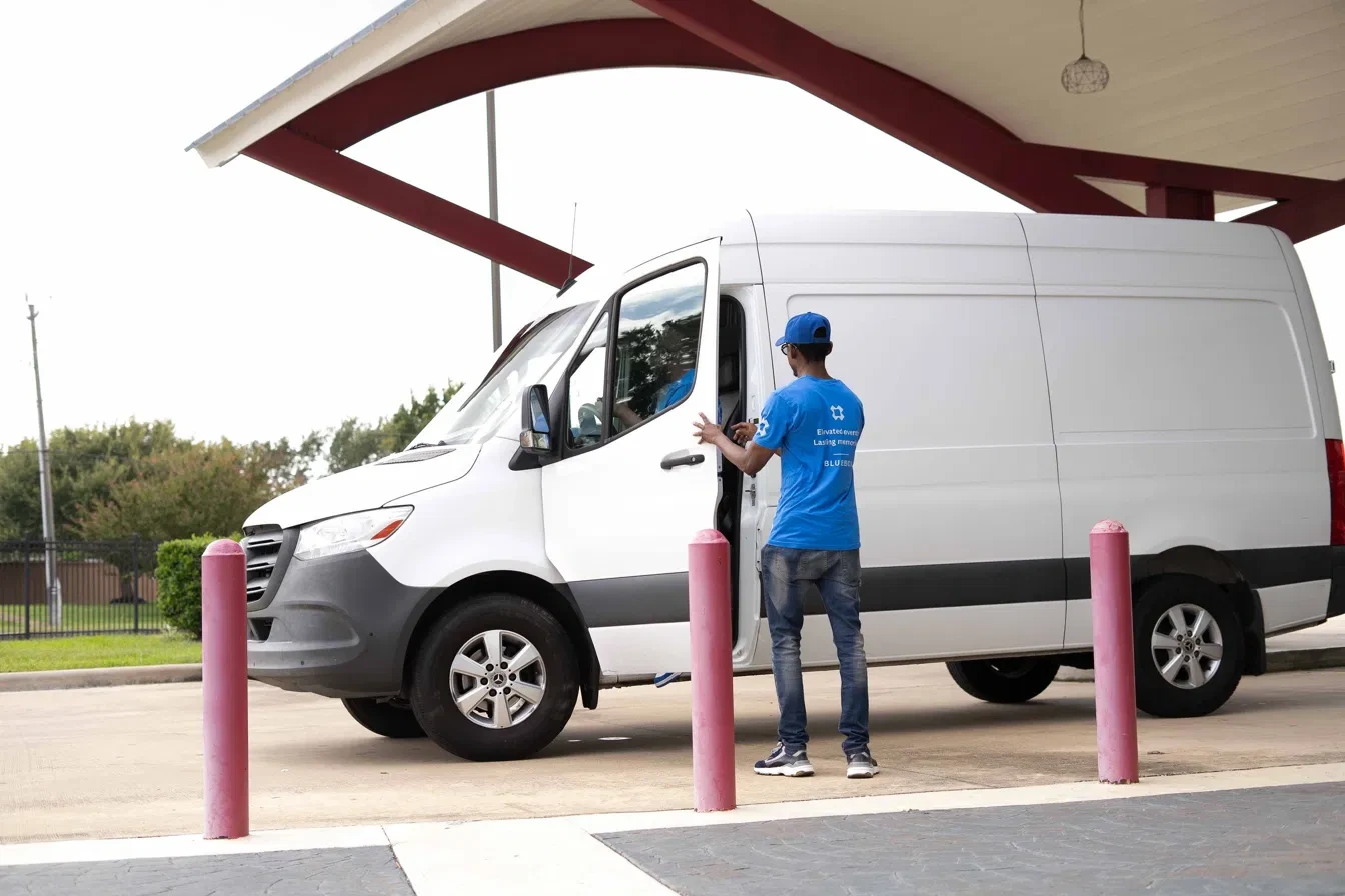 BlueBox team member arriving at the venue with the delivery van